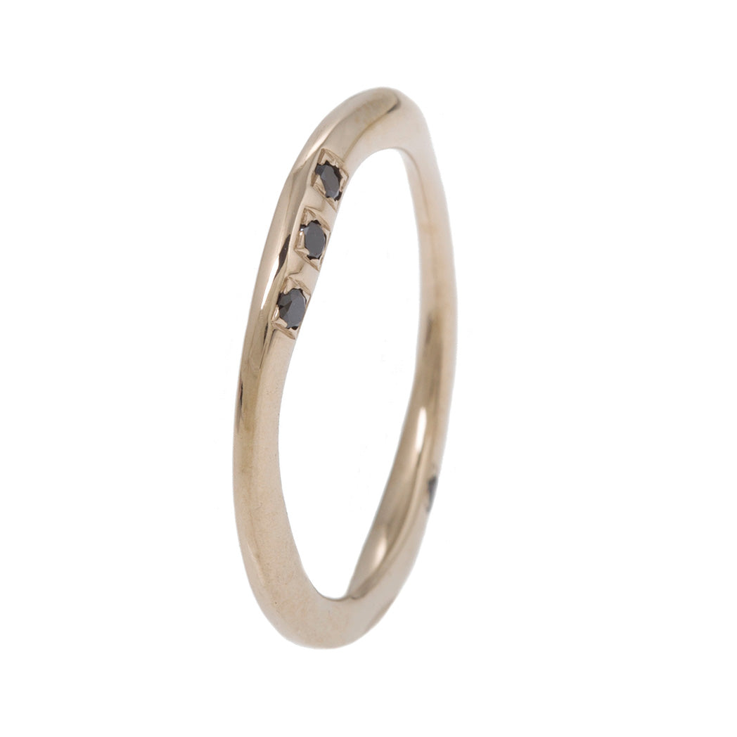 A CLASSIC TWIST Ring With Black Diamonds in 18ct White Gold