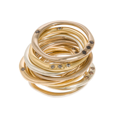 A CLASSIC TWIST Ring With Grey Diamonds in 18ct Yellow Gold